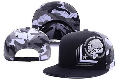 Trendy camo baseball cap for men and women, adjustable fit, hip hop style, made of cotton, featuring a unique skull design.