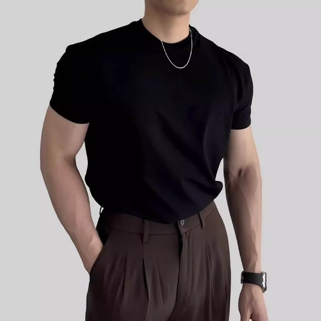 Men's slim fit black short-sleeved t-shirt, ideal for summer sports and fitness activities.