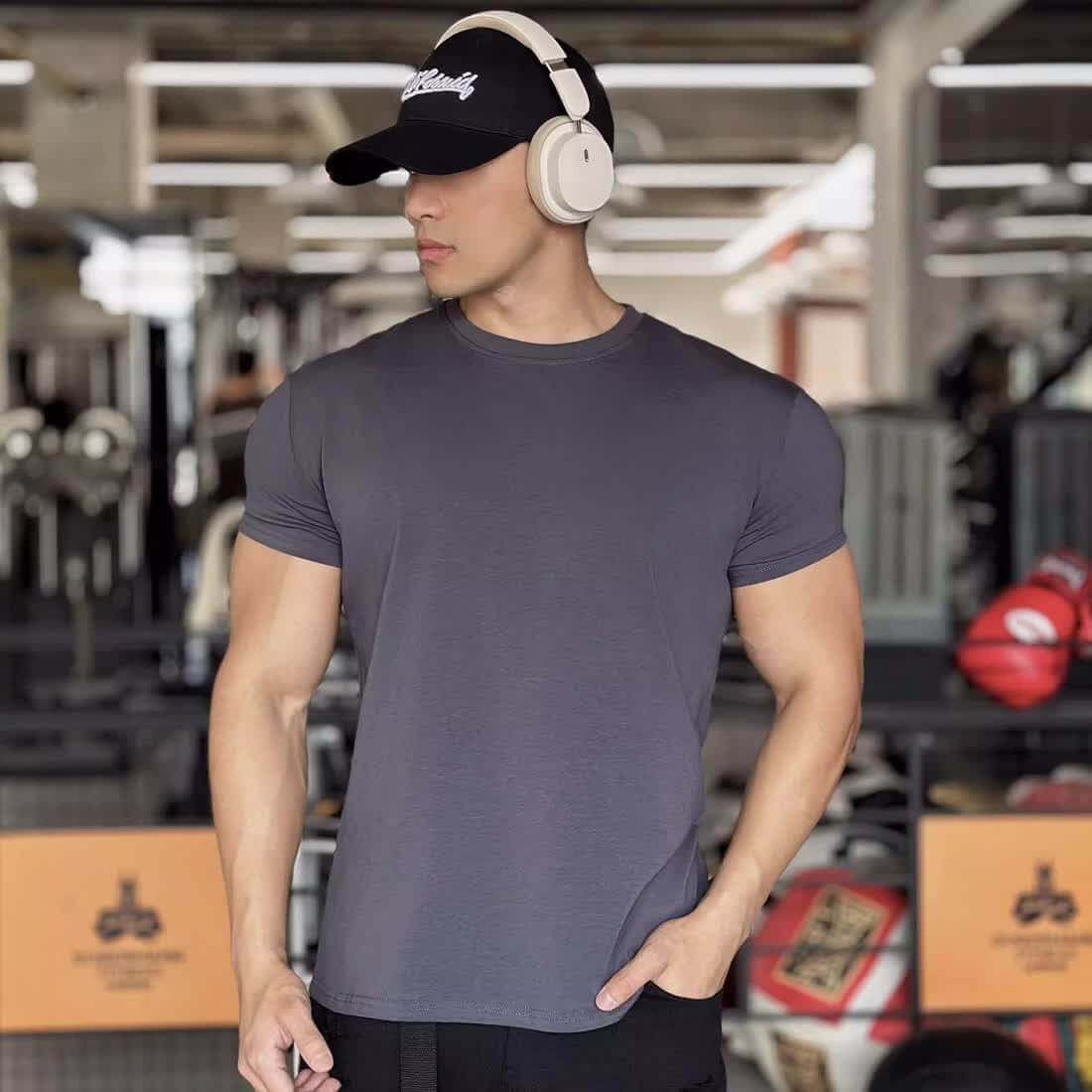 Men's short-sleeved slim fit sports T-shirt in gray, ideal for summer fitness activities.