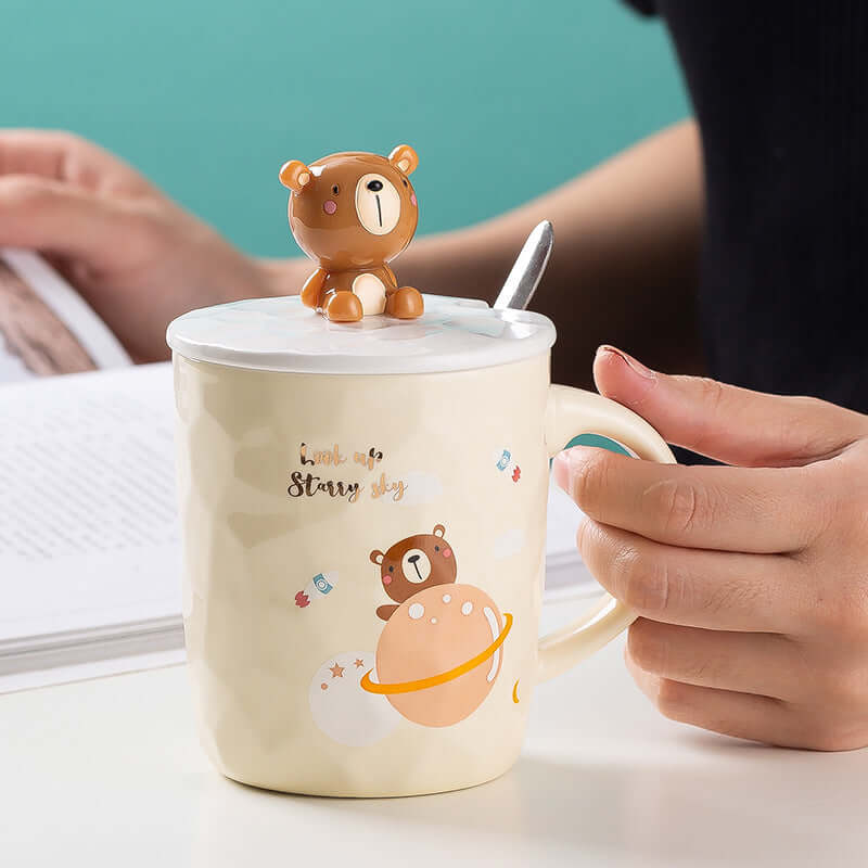 Cute cartoon bear mug with lid and spoon, ideal for kids and adults. Creative design with starry sky theme.