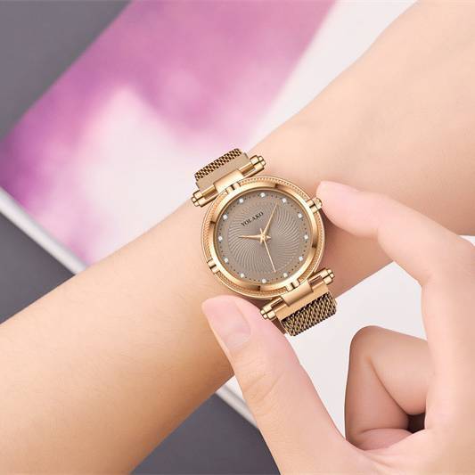 Women’s fashion diamond magnetic wristwatch