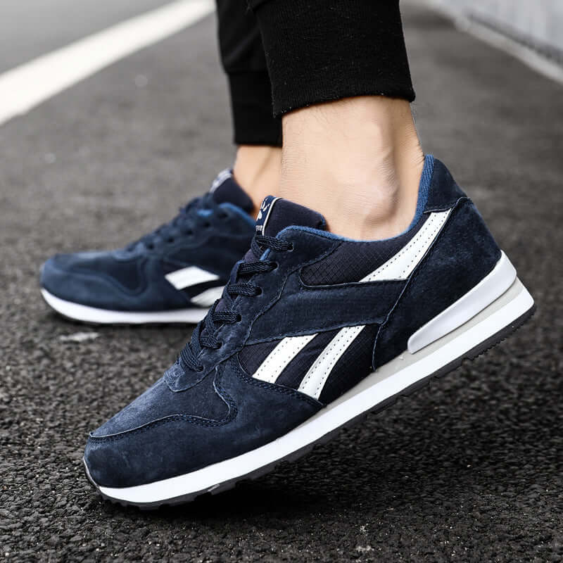 Men's casual running shoes in dark blue with white accents, perfect for students and everyday wear.