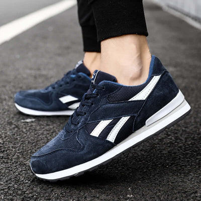 Men's casual running shoes in dark blue with white accents, perfect for students and everyday wear.