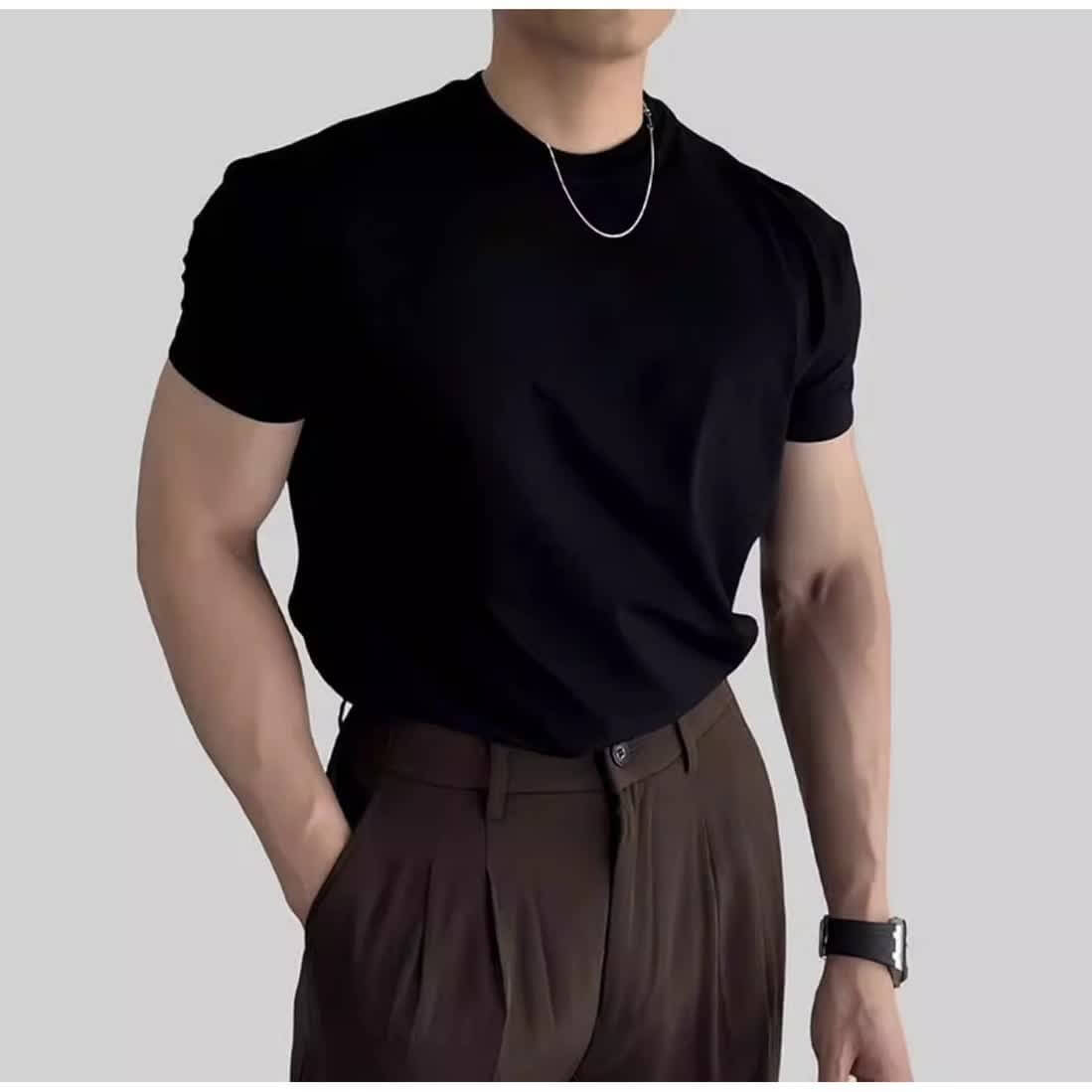 Men's slim fit black short-sleeved t-shirt, perfect for summer sports and fitness activities.